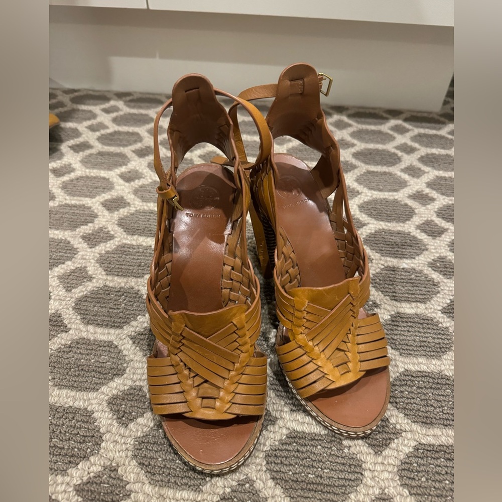 Beautiful leather heels- Tory Burch size 7. Great condition!